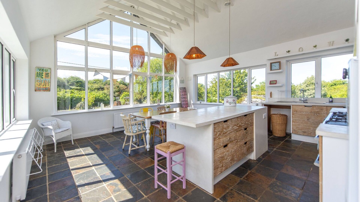 Doorus House | Seaside hideaway, Burren views, Kinvara, Galway