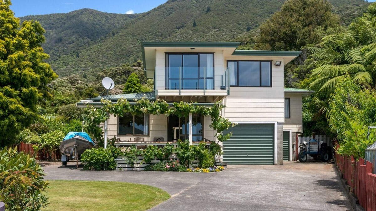 Okiwi Bay House | Seaside Holiday Haven