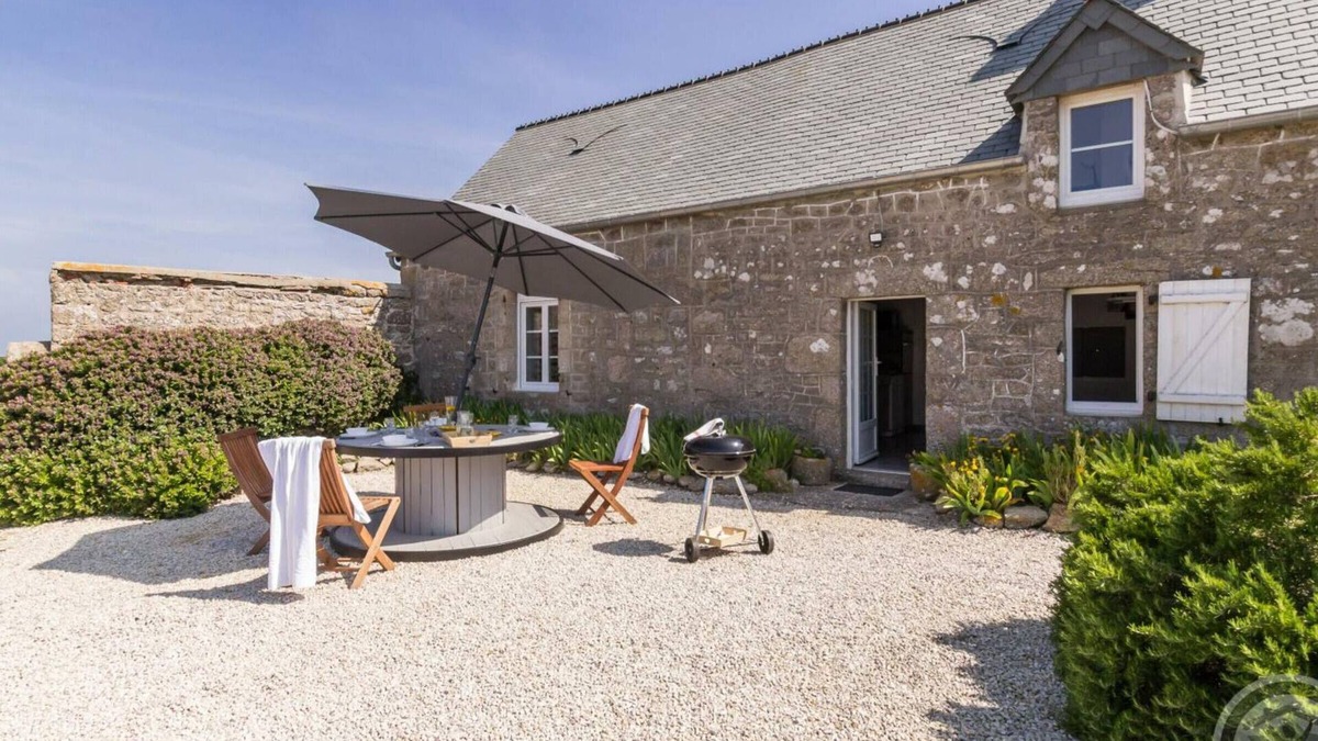 Gatteville-le-Phare Cottage | Seaside house with beach access, modern amenities and family space