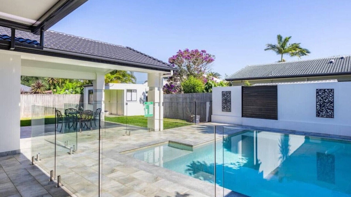 Wellington Point House | Seaside Modern & Luxurious Mansion w/Pool