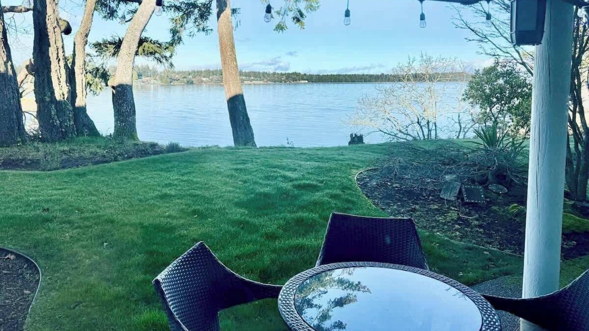 Regional District of Nanaimo Condo | Seaside Oasis - 1BDRM - Ocean View - Kitchen