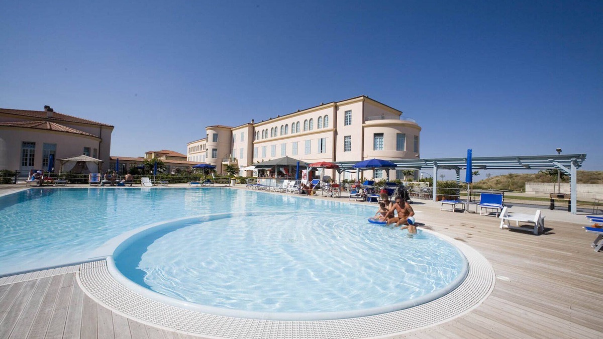 Calambrone Apartment | Seaside residence in Tuscany with swimming pool, within a natural park,