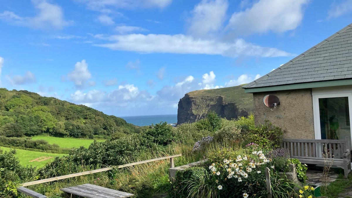 Crackington Haven House | Seaside Retreat, bungalow with sea views, 5 min walk sandy, surfing beach.
