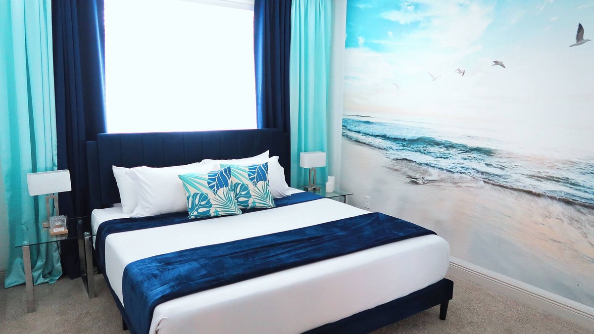 Deerwood Apartment | Seaside Retreat 1BD Lux King in Southeast Jax with Balcony