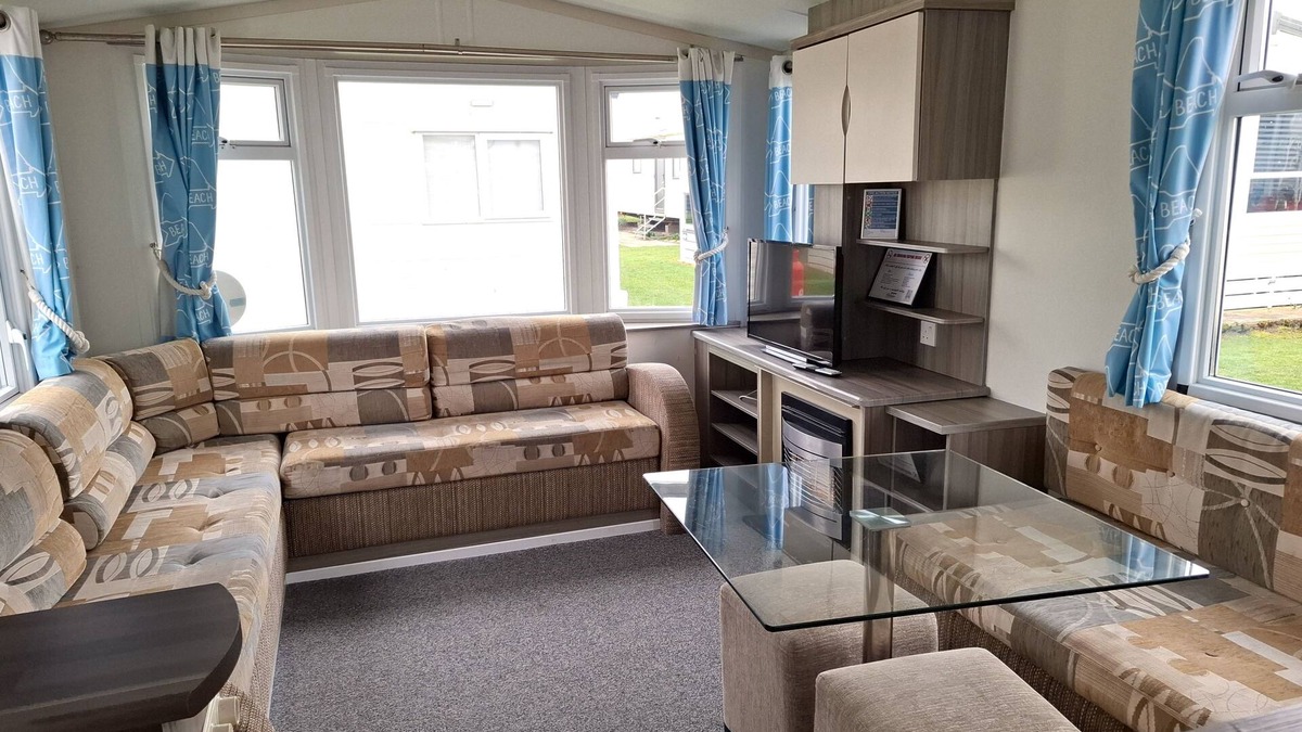 Dymchurch Apartment | Seaside retreat - 3 bedrooms with decking sleeps 8