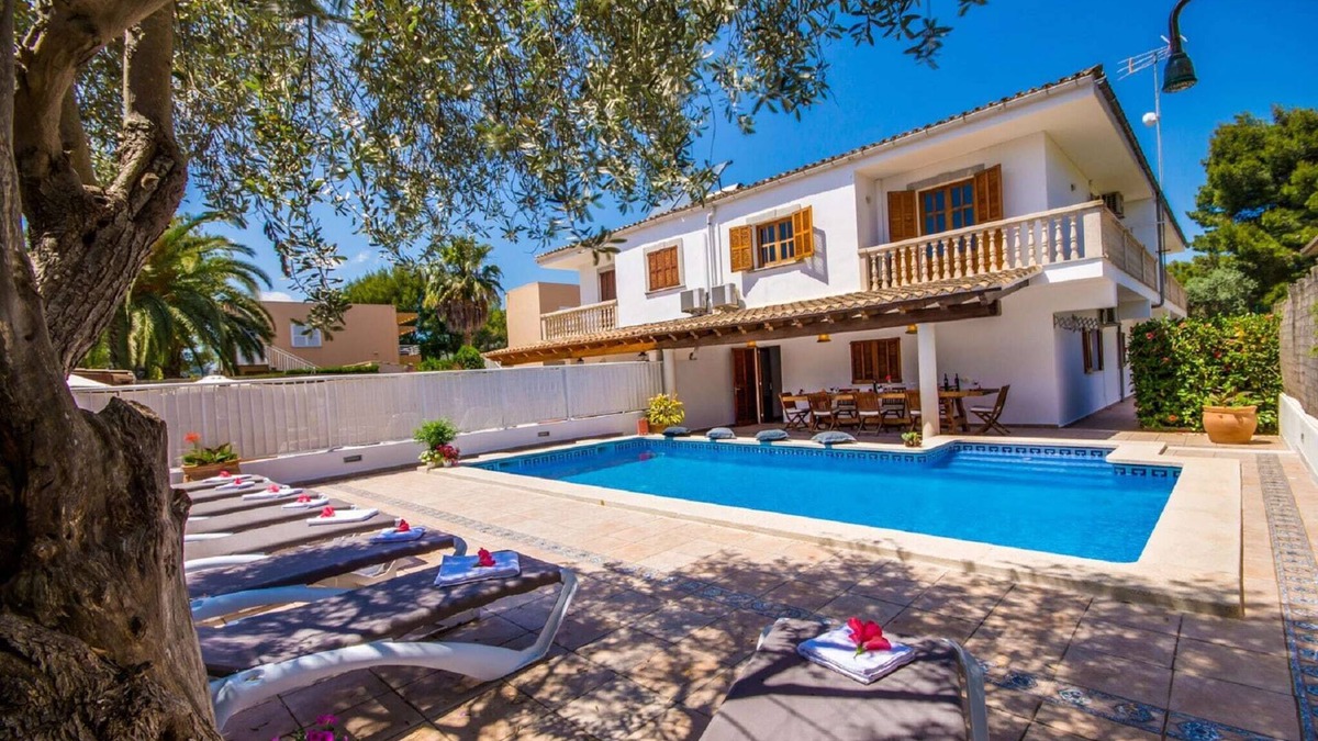Alcudia House | Seaside Retreat with Pool