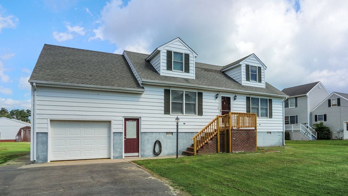 Chincoteague House | Seaside Serenity - Quiet location with screened porch!