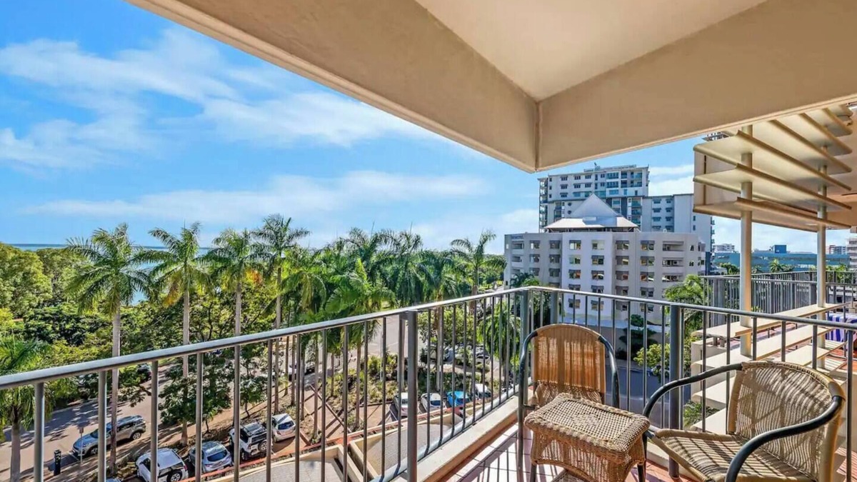 Darwin City Centre Apartment | Seaside Serenity w Pool Overlooking the Esplanade