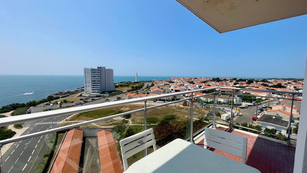 Les Sables d'Olonne Apartment | Seaside Studio with Balcony and Garage, Prime Location!