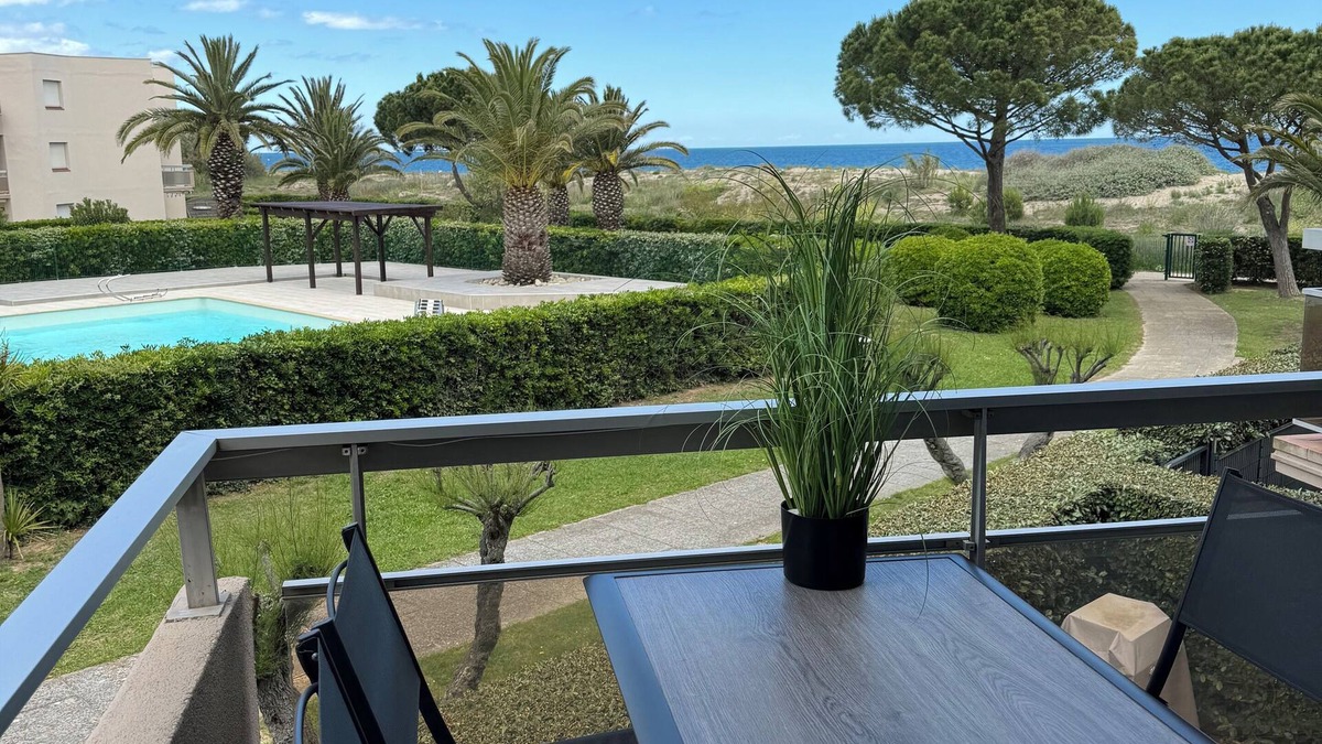 Saint-Cyprien Plage Apartment | Seaside, Studio cabin with sea and pool view ideal for couple with 2 children