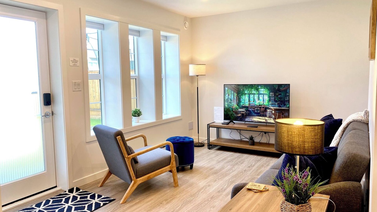 Colwood House | Seaside Suite + Private Yard : Walk to Royal Bay Beach