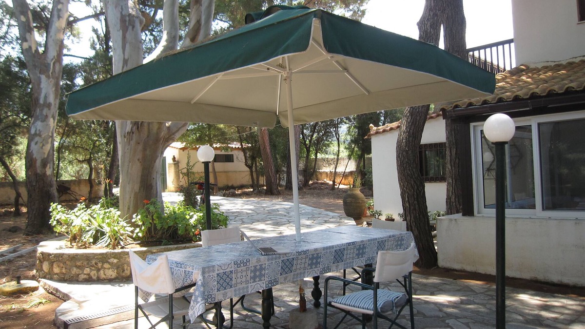 Kiparissia Villa | Seaside villa in Kyparissia, Peloponnese — Direct access to the beach below