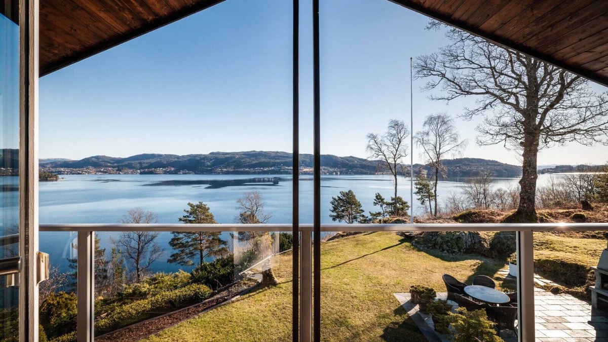 Ytrebygda Villa | Seaside villa in the heart of Arboretum and Botanical garden with pool & sauna.