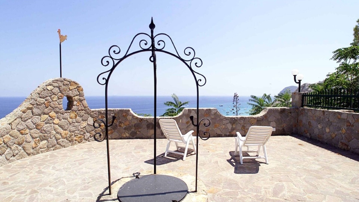 Acquacalda Villa | Seaside villa set in the white of the pumice quarries!