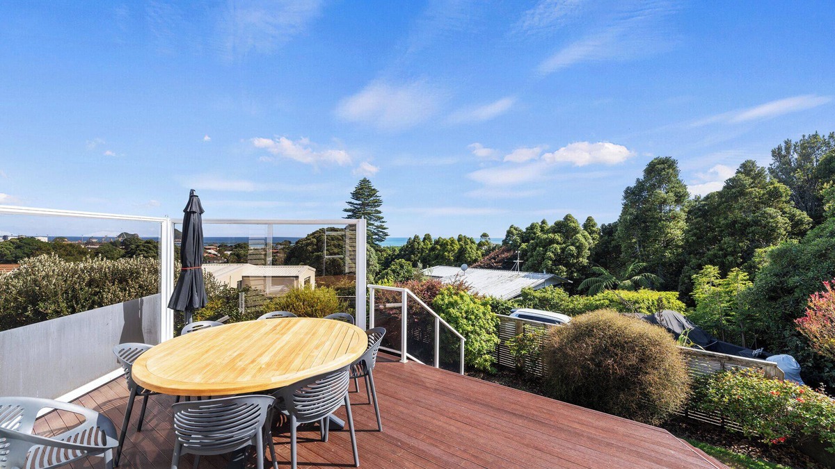 New Plymouth House | Seaside Weekender - New Plymouth Holiday Home