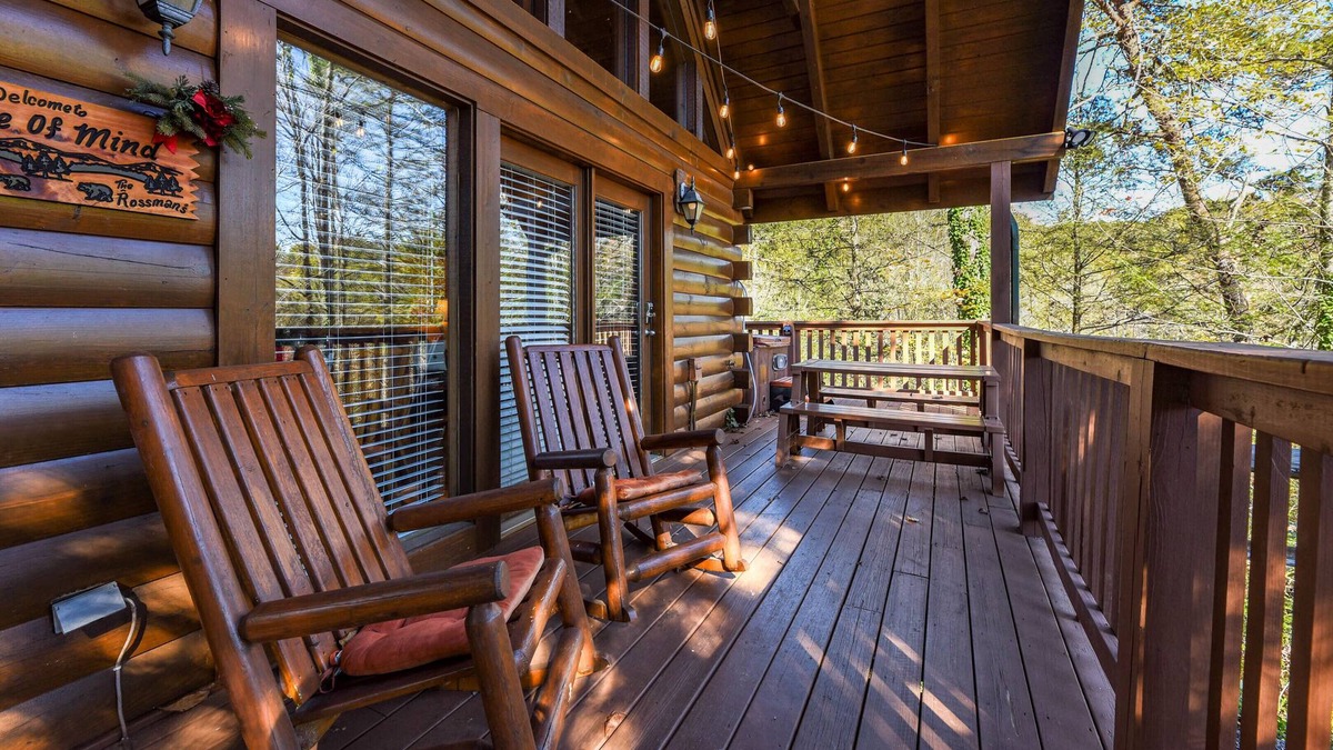 Black Bear Falls Cabin | Seasonal Outdoor Pool 🐻 Family Friendly🍂Cozy Cabin 🏔3 mi to Strip 🍁Hot Tub