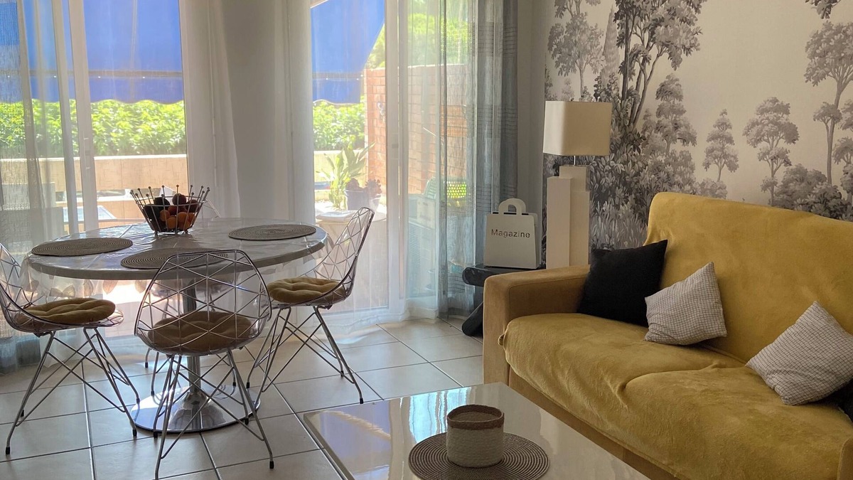 Frejus Port Apartment | Seasonal rental Two-room apartment 48 m2 Frejus plage et du Port. Terrace 15 m2.
