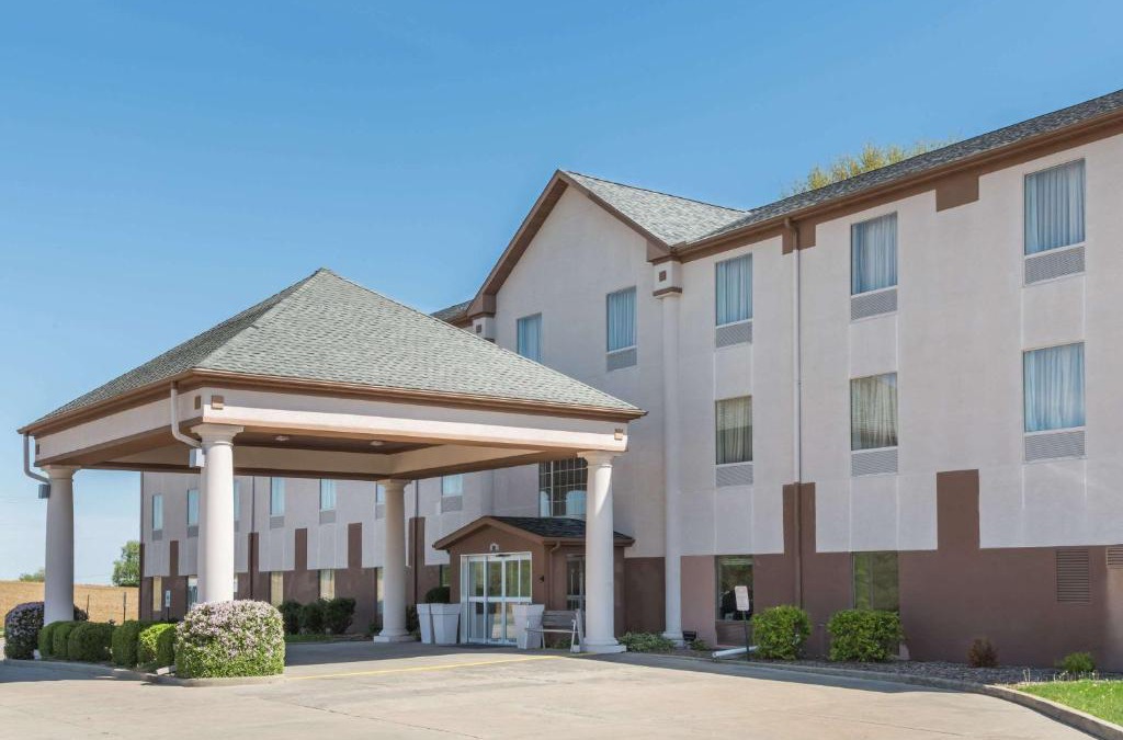 Highland Hotel | Seasons Inn & Suites Highland