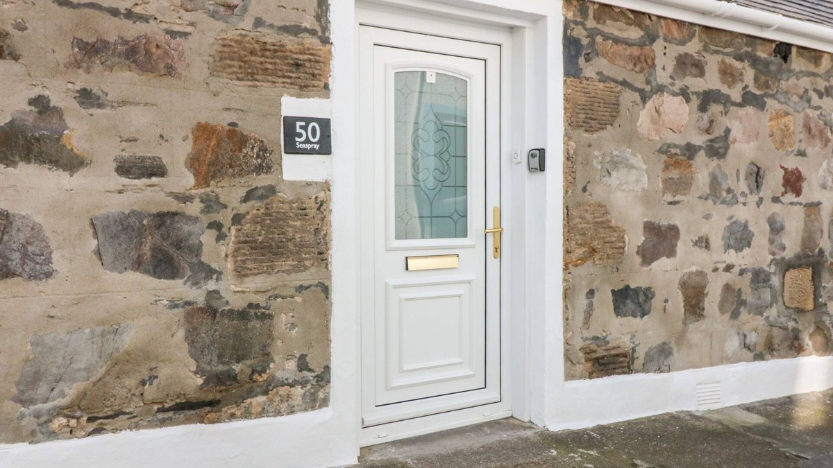 Buckie Cottage | SEASPRAY COTTAGE, pet friendly, country holiday cottage in Buckie