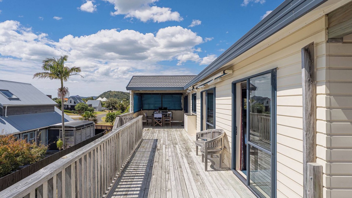 Matarangi House | Seaspray Retreat - Matarangi Holiday Home