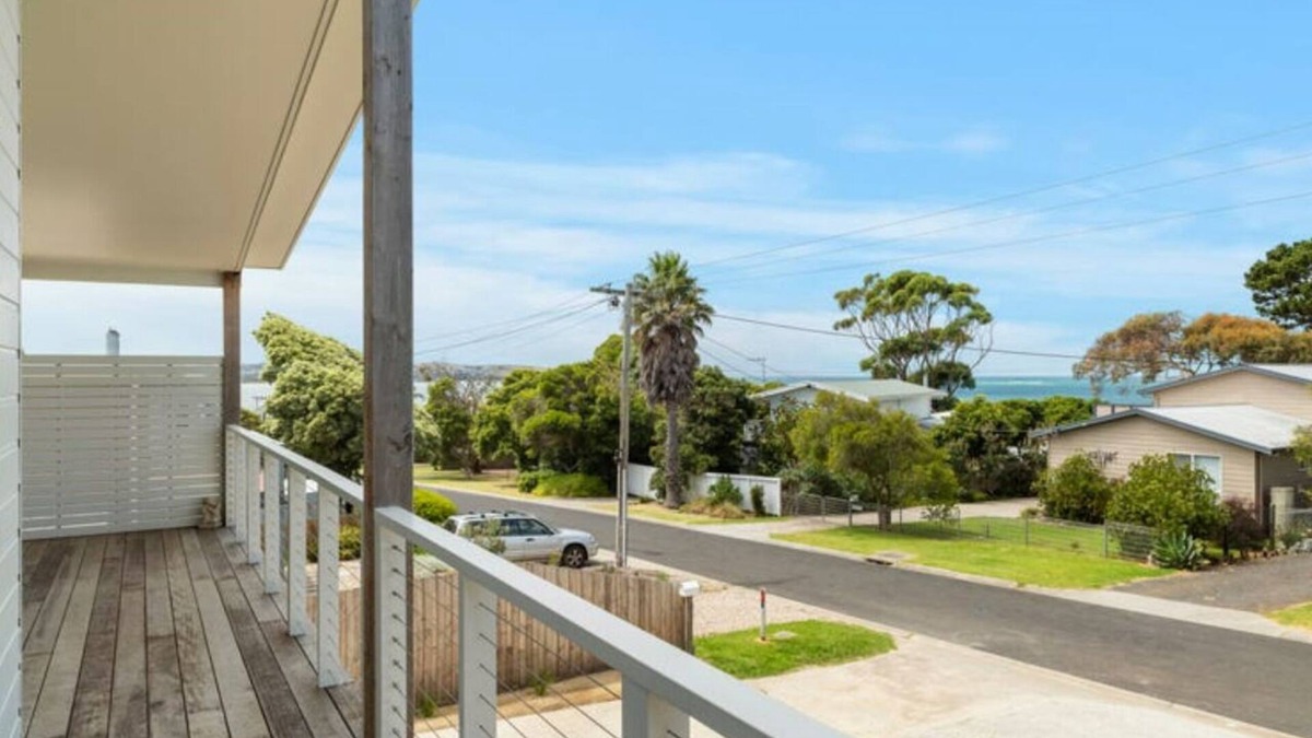 Newhaven House | Seaspray Views by Ready Set Stay