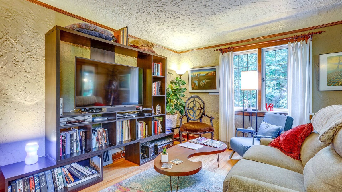 North Beach/Blue Ridge Cottage | Seattle Home w/Balcony: 1 Mi to Park & Water!