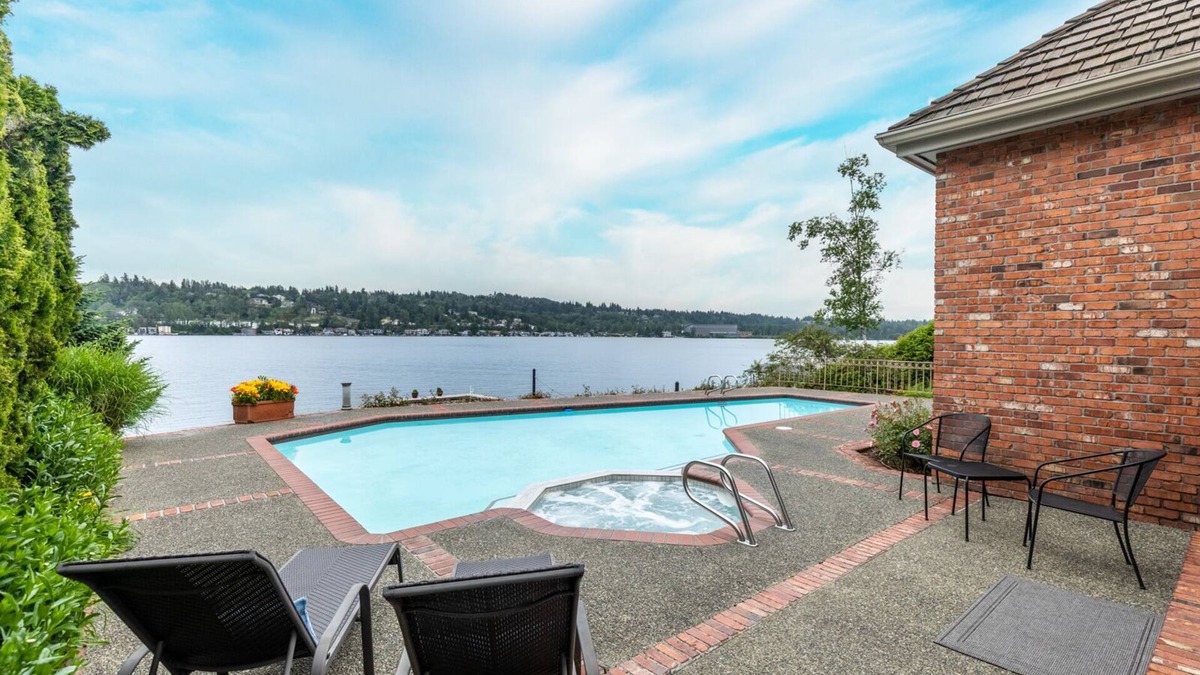 Mercer Island House | Seattle Waterfront Mansion on Lake WA