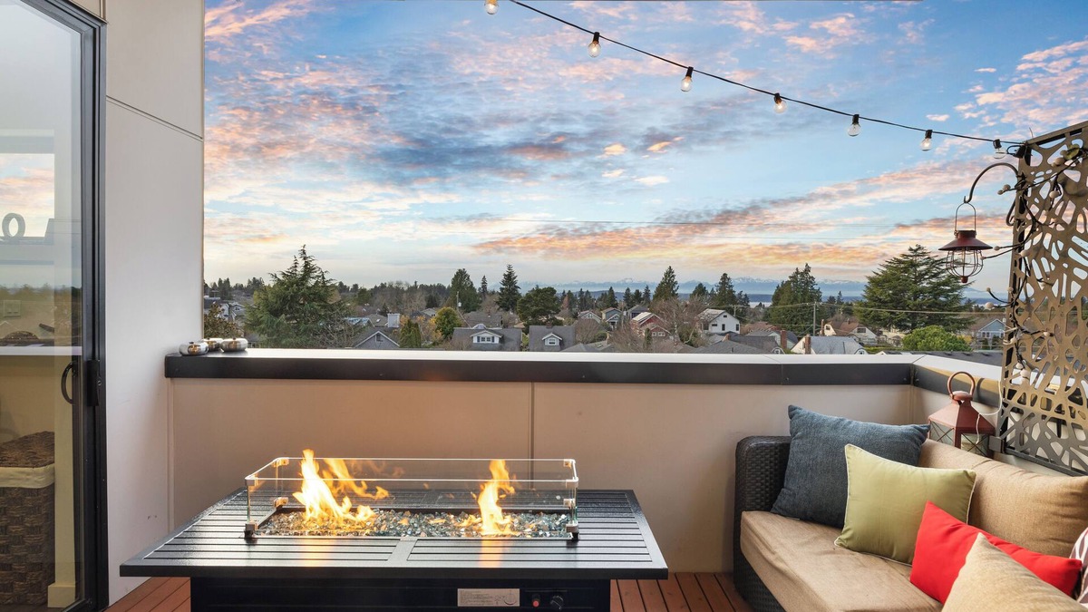 North Admiral House | Seattle West - Admiral Dist- Stunning Views, Balcony, AC, 90 Walk Score