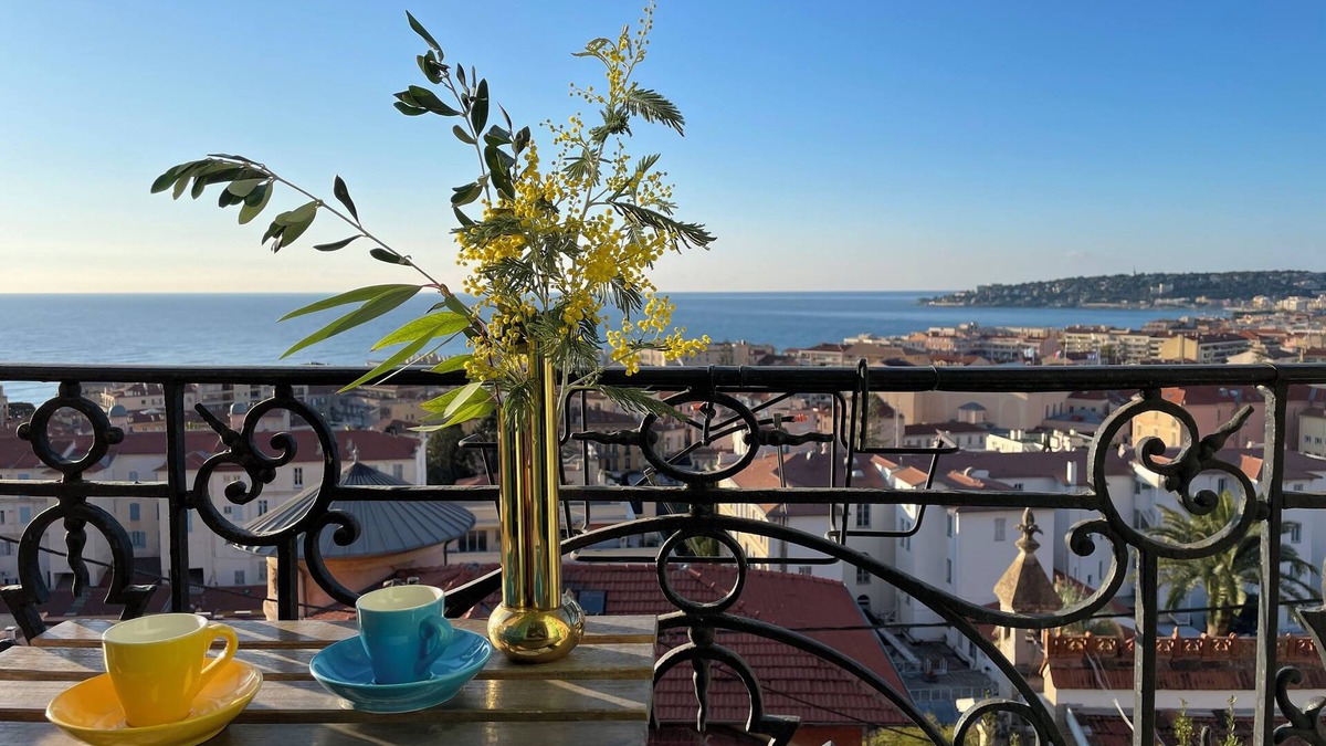 Menton Apartment | Seaview 200 m city center, 700 m to train station. Access via walkway 58 stairs