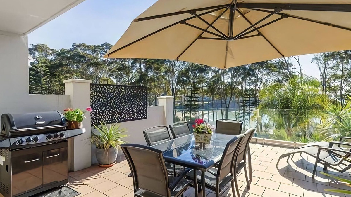 Denhams Beach Apartment | Seaview by the Cliff