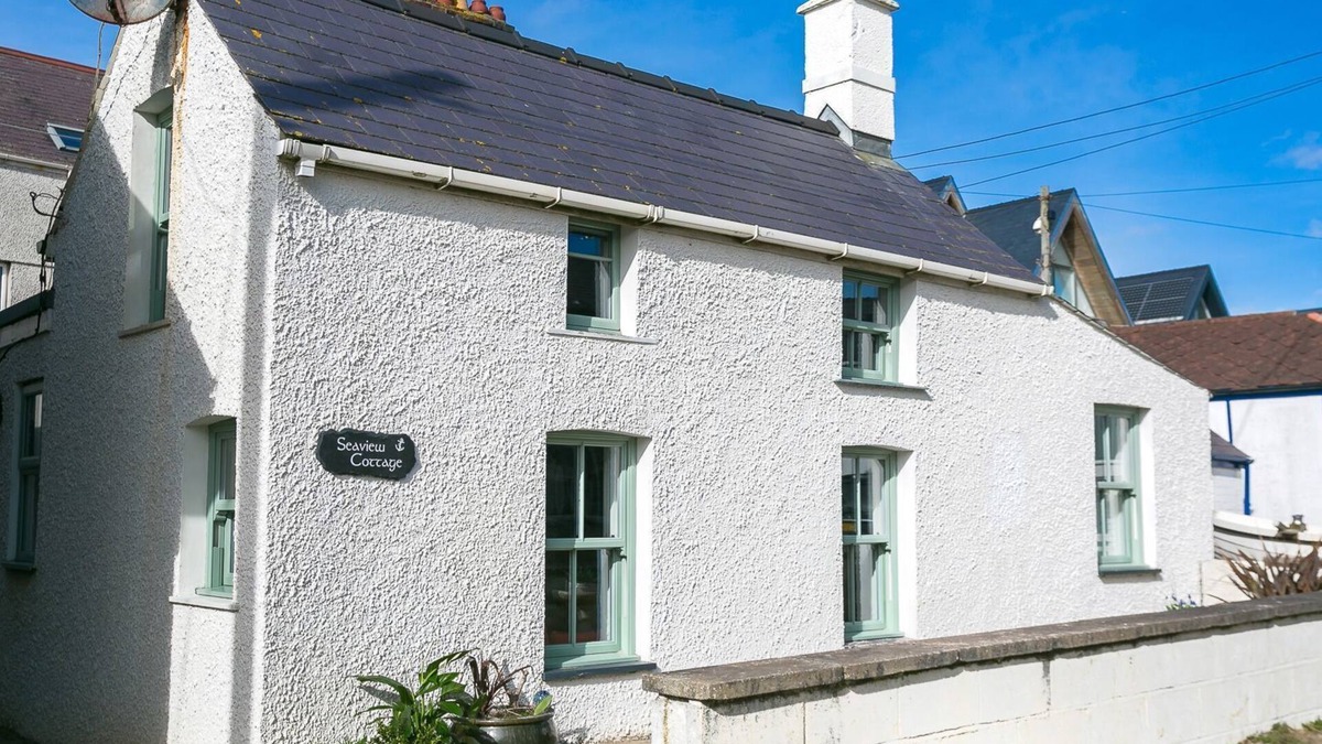 Rhosneigr Cottage | Seaview Cottage - an on the beach that sleeps 4 guests in 2 bedrooms