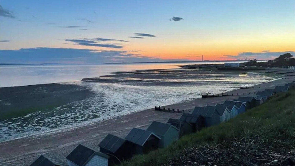 Hill Head Apartment | Seaview dog friendly ground floor flat 1 min to beach sleeps 4