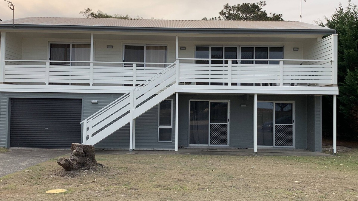 Dunbogan House | Seaview Getaway - familieferiehus ved stranden
