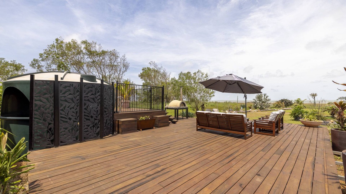 Dundee Beach House | Seaview Holiday Home overlooking Dundee Beach - Sleeps up to 12!