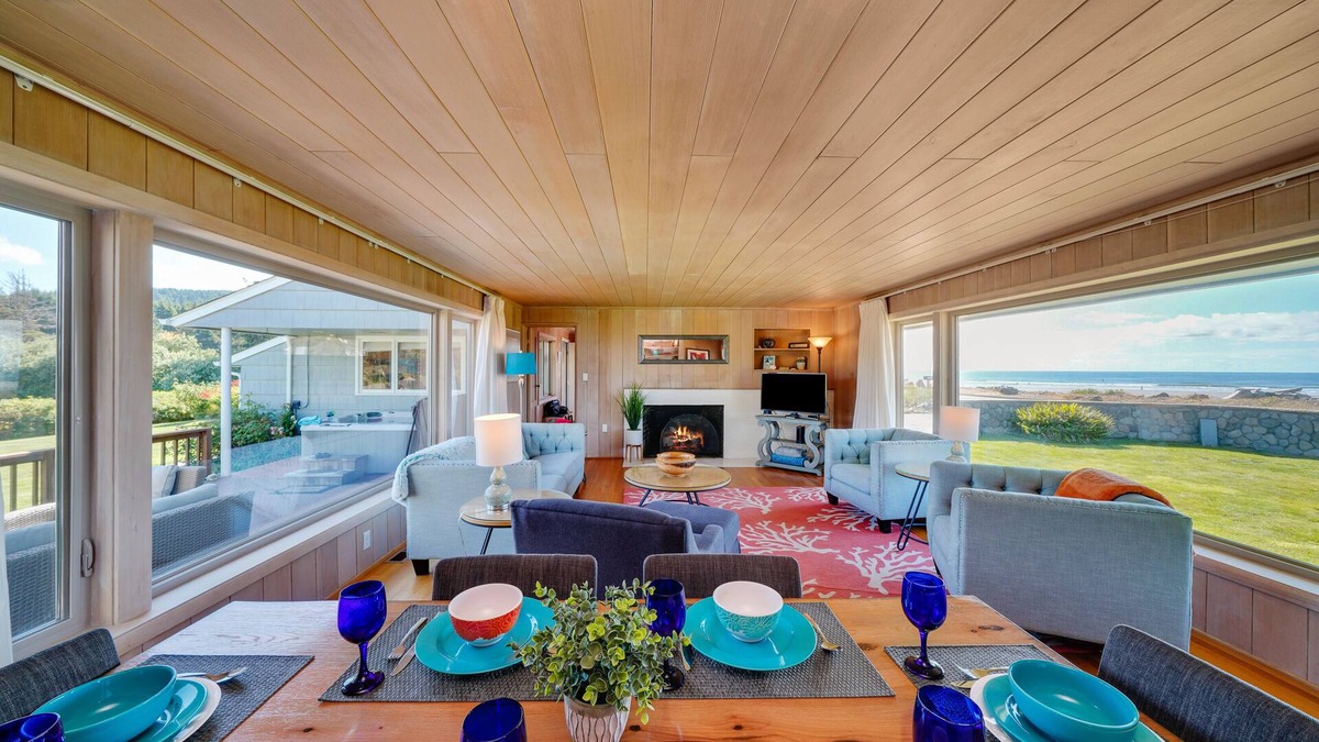 Seaside House | SeaView:}Hot-Tub~StepsToBeach~Ocean/Mt/Golf Views!~Bikes~DogsOK~Cornhole-Patio~