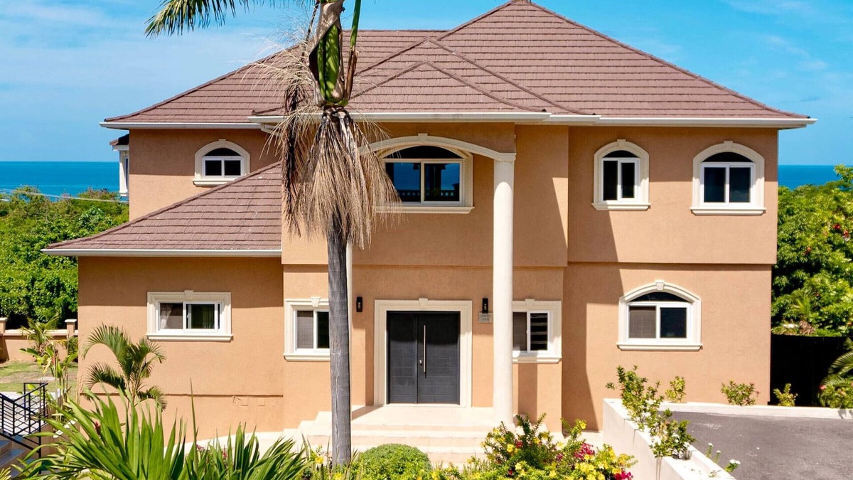 Whitehouse Ski Chalet | Seaview Penthouse Retreat 4 Beds 3 Baths Stay