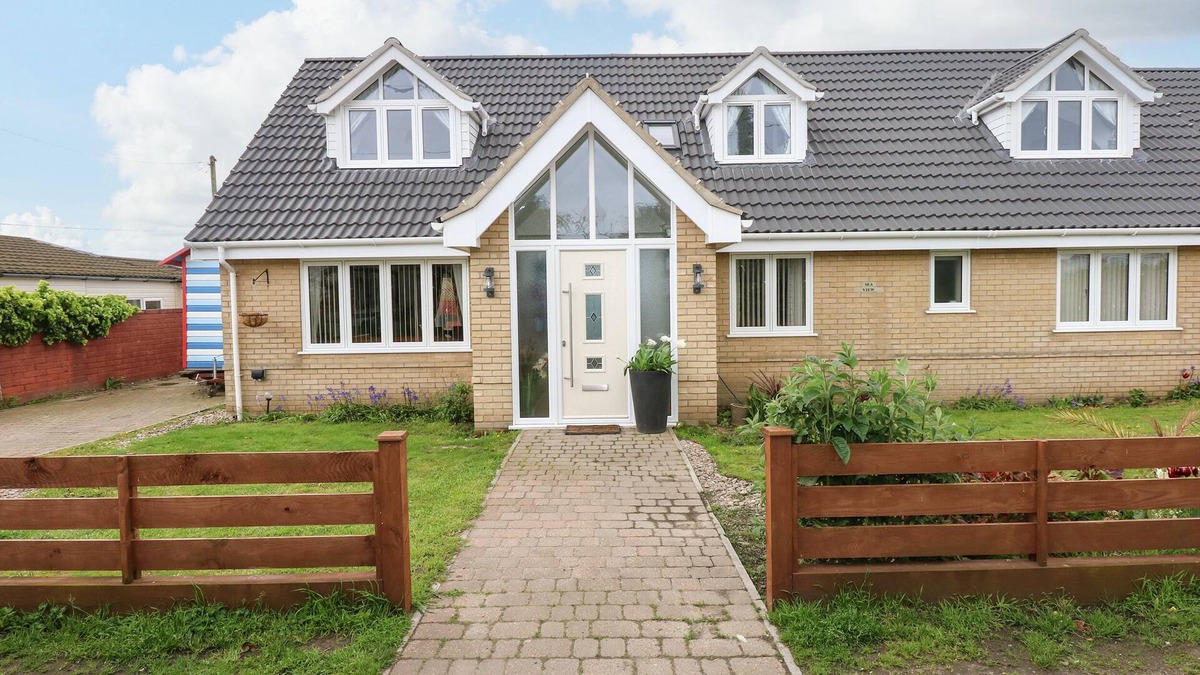 Pakefield Cottage | SEAVIEW, pet friendly, character holiday cottage in Lowestoft
