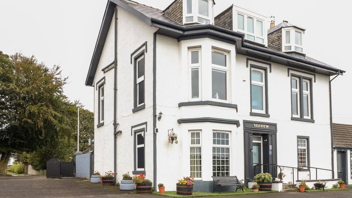 Carnoustie Cottage | SEAVIEW WELLNESS RETREAT, pet friendly, with hot tub in Carnoustie