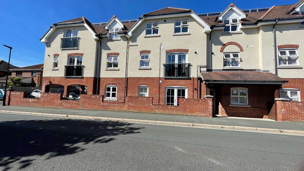 Sandown Apartment | Seaways, in Sandown,for a great relaxing holiday, Family friendly, free parking
