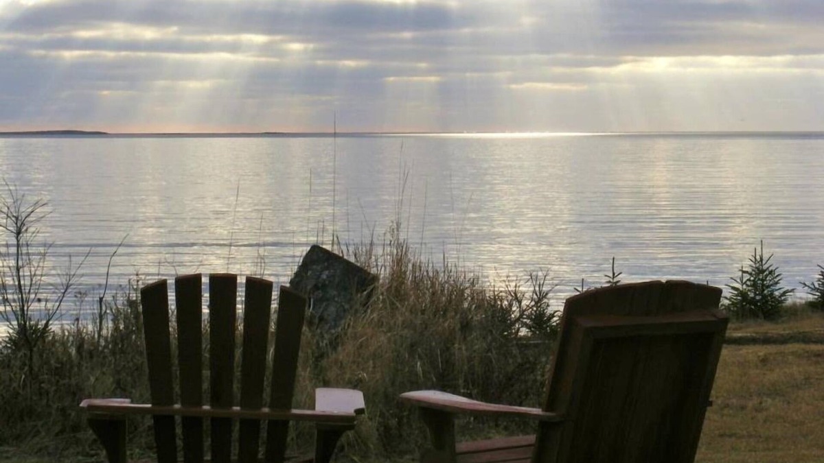 Larry's River Hotel | Seawind Landing Country Inn