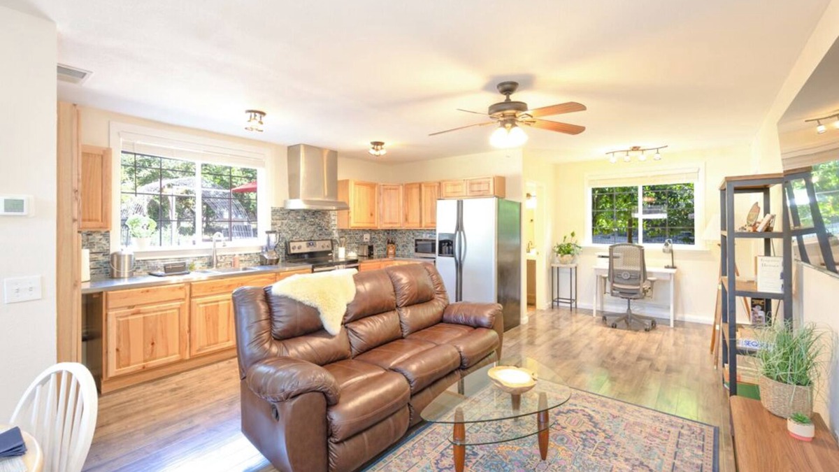 Sebastopol Cottage | Sebastopol Country Getaway - 15 Minutes Walk to Downtown