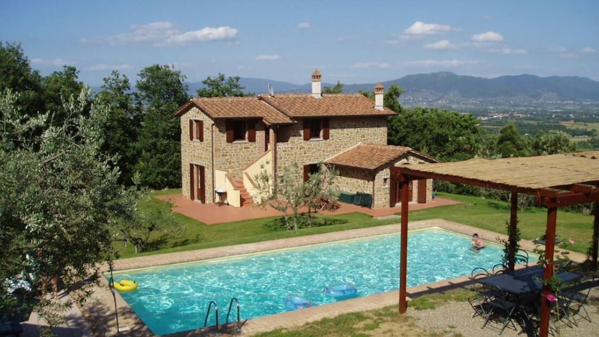 Foiano della Chiana Villa | Secluded Villa, private heated Pool, Wi-fi and TV. Secure Payment