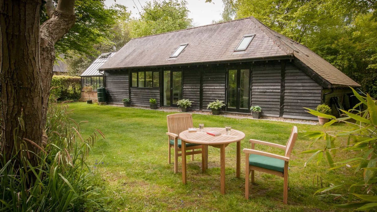Bottlesford Cottage | Secluded rural cottage with private garden, 15 mins to pub and cafe