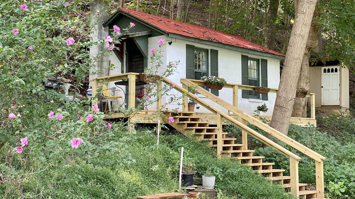 Shepherdstown Cabin | ❤️ Secluded 1940s Romantic Tiny House on the River