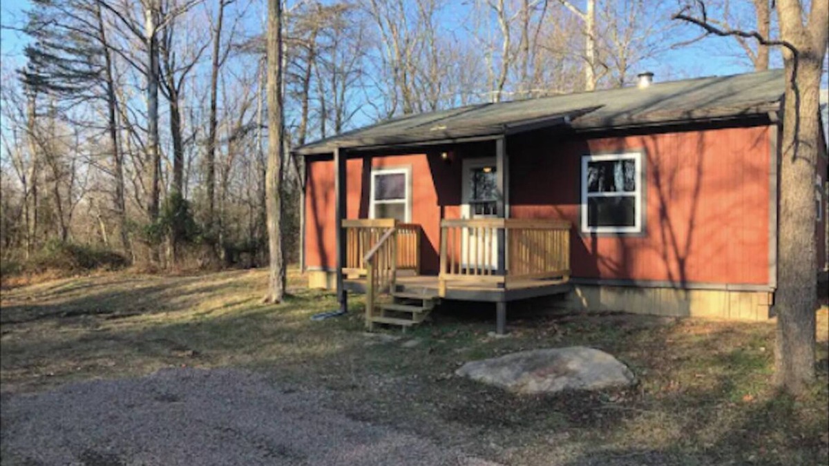 Stockdale Cabin | Secluded 2 bedroom cabin near Lake Jackson.