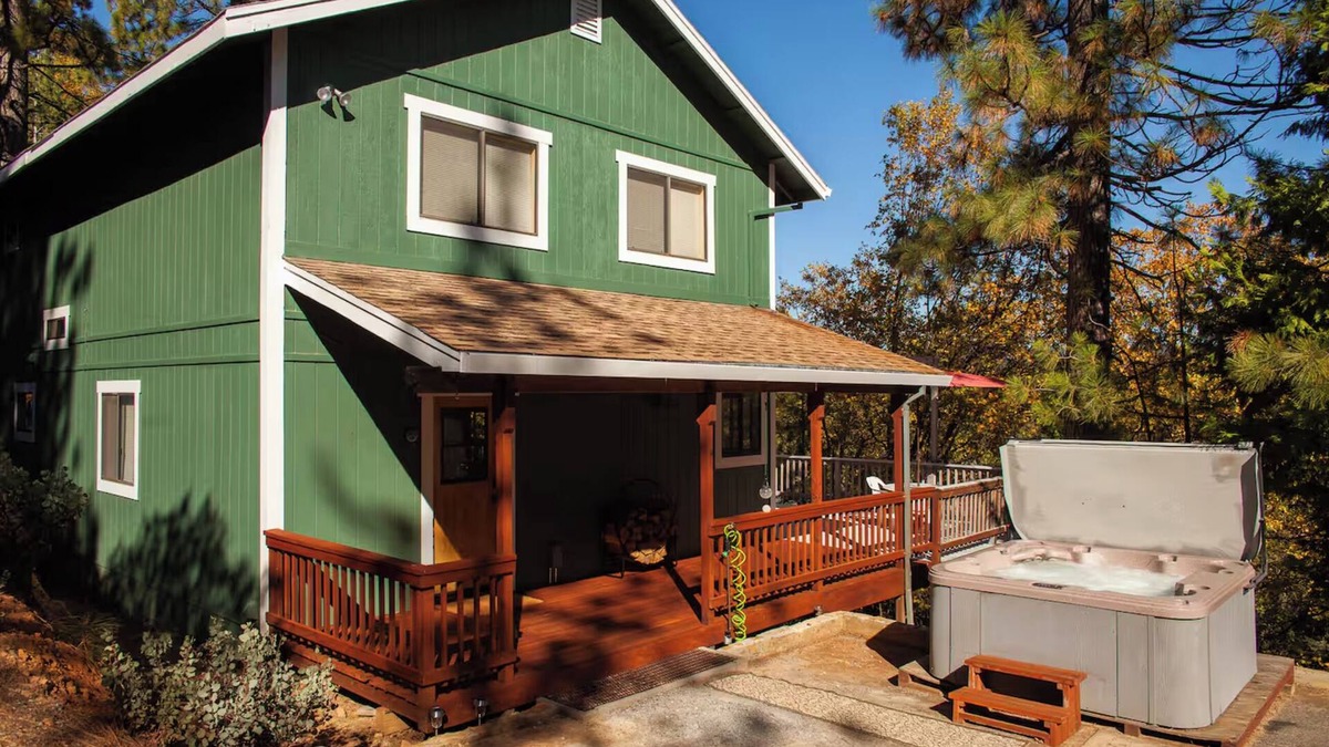 Altaville Cabin | Secluded 3-bedroom cabin, Hot Tub, pet friendly, EV charger in delightful Arnold