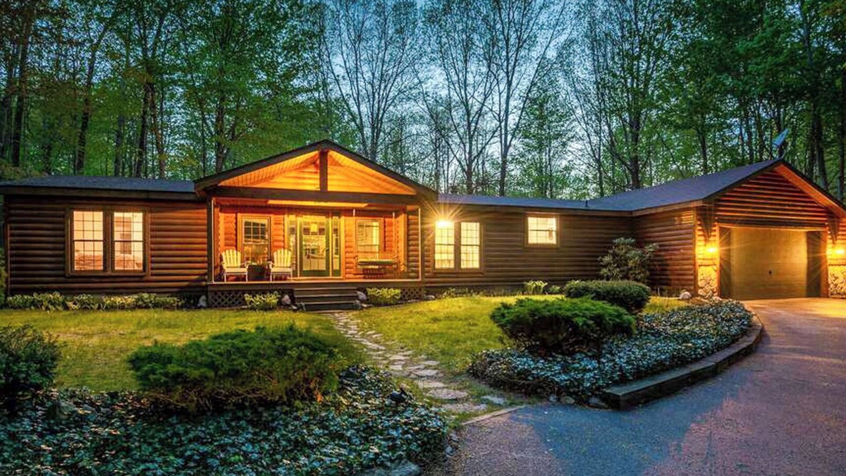 Fennville Cottage | Secluded 3-bedroom cottage near the beach w/hot tub/sauna, game room, fire pit.