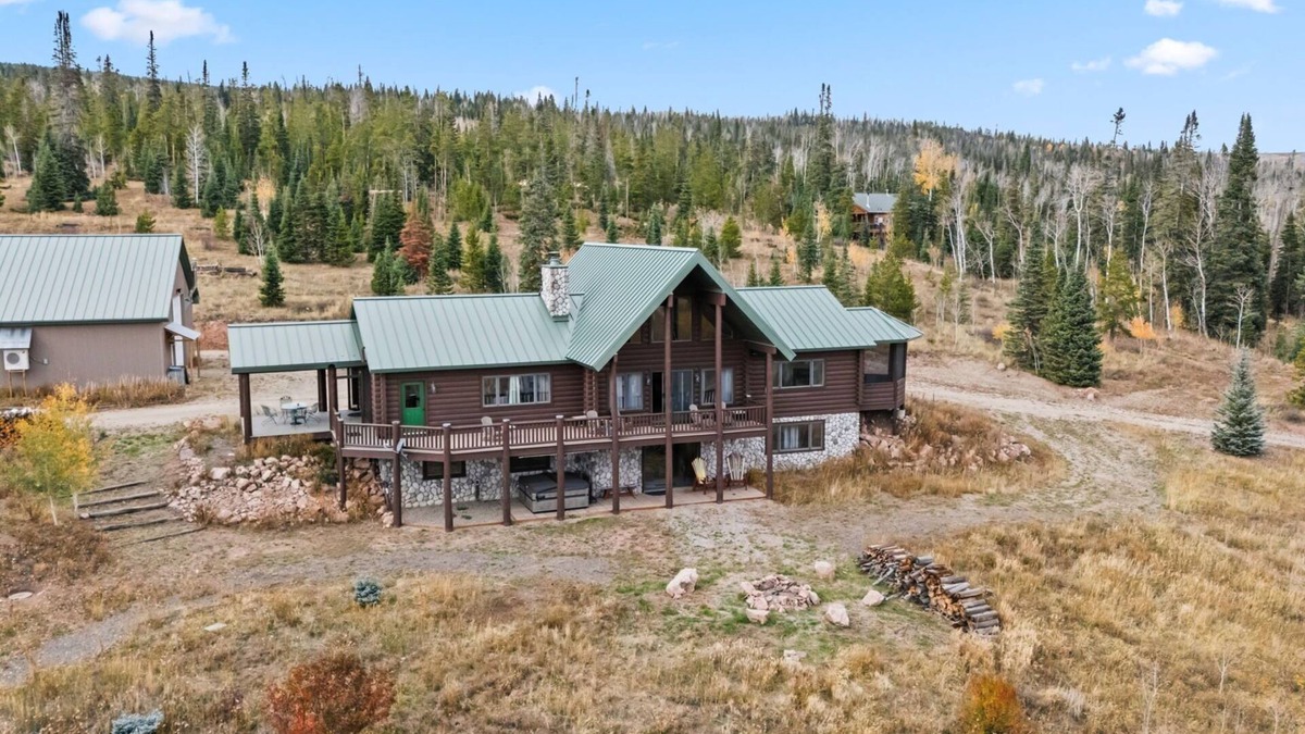 Kremmling Cabin | Secluded 4 bedroom cabin, private HT, mt views
