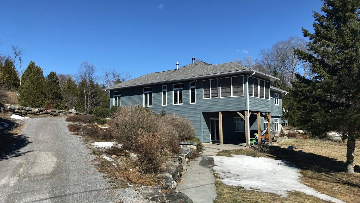North Kawartha House | Secluded 4-Season Country Home - Lake+Hot Tub+EV. Pet Friendly!