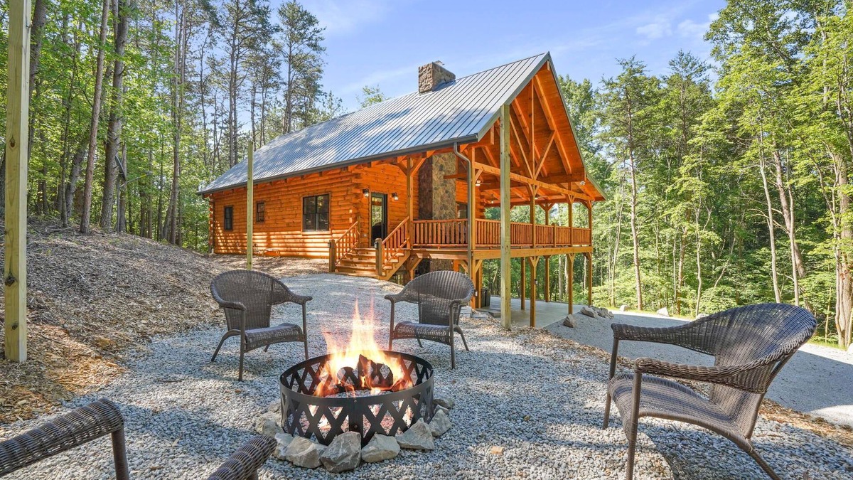 Logan Cabin | Secluded 6-bedroom Log Cabin Nestled in the Pines